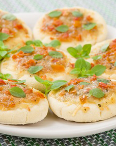 Entrée : Mini-pizzas à la tapenade de thon et citron