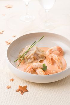 Langoustine rôties, bisque et grosse raviole farcie aux morilles