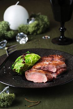 Filet de canette et jus corsé au porto, chou farcis