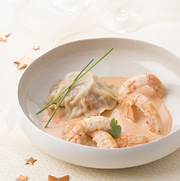 Langoustine rôties, bisque et grosse raviole farcie aux morilles